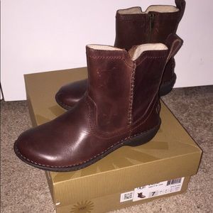 Ugg Neevah size 7
